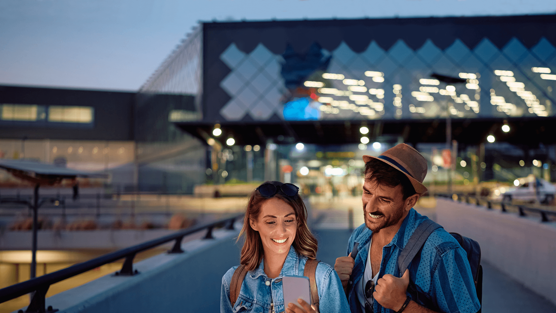 Pareja viajando - SegurosFly