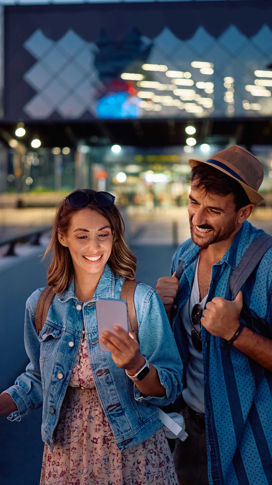 Pareja viajando con SegurosFly