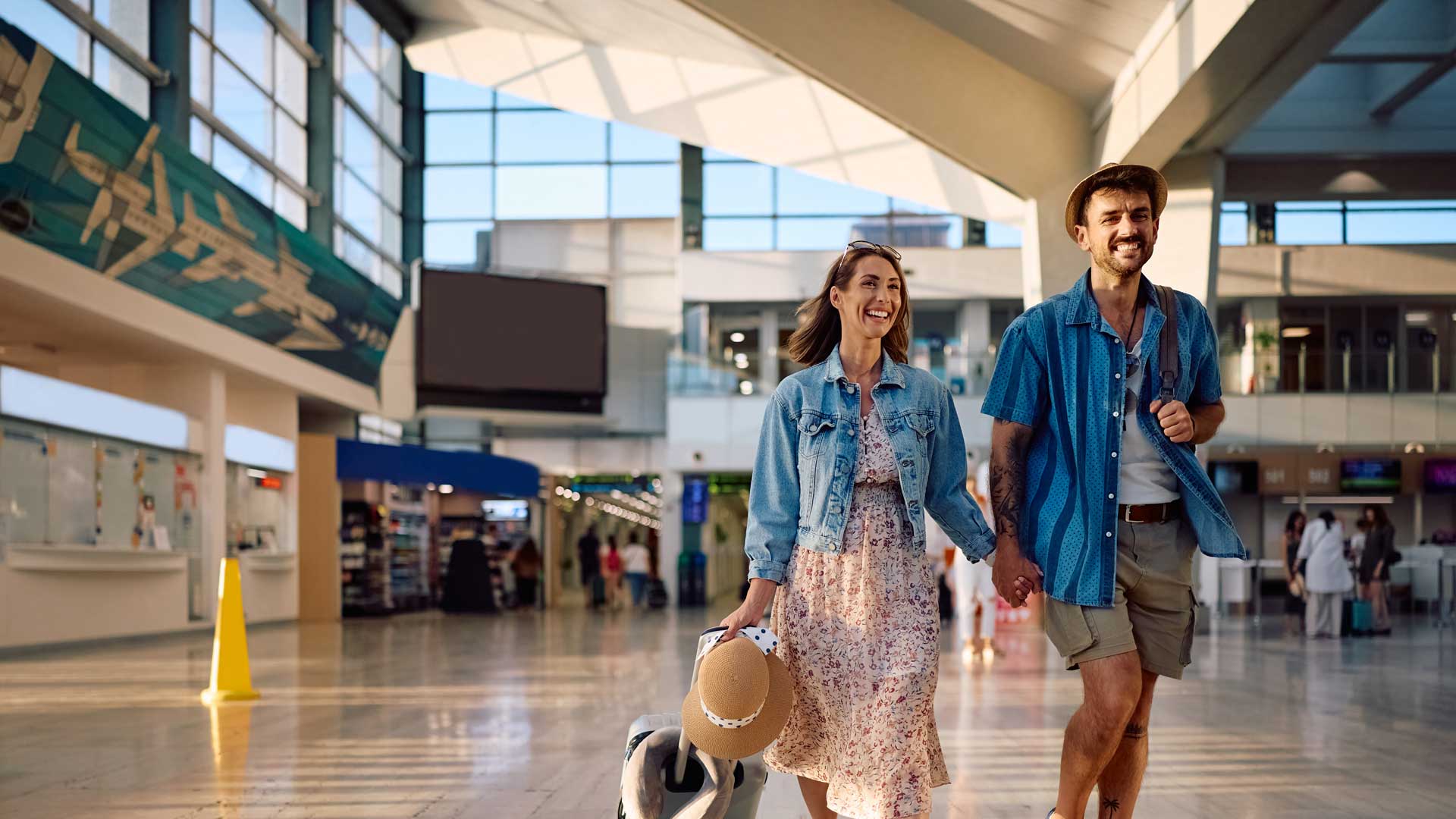 Pareja viajando con SegurosFly